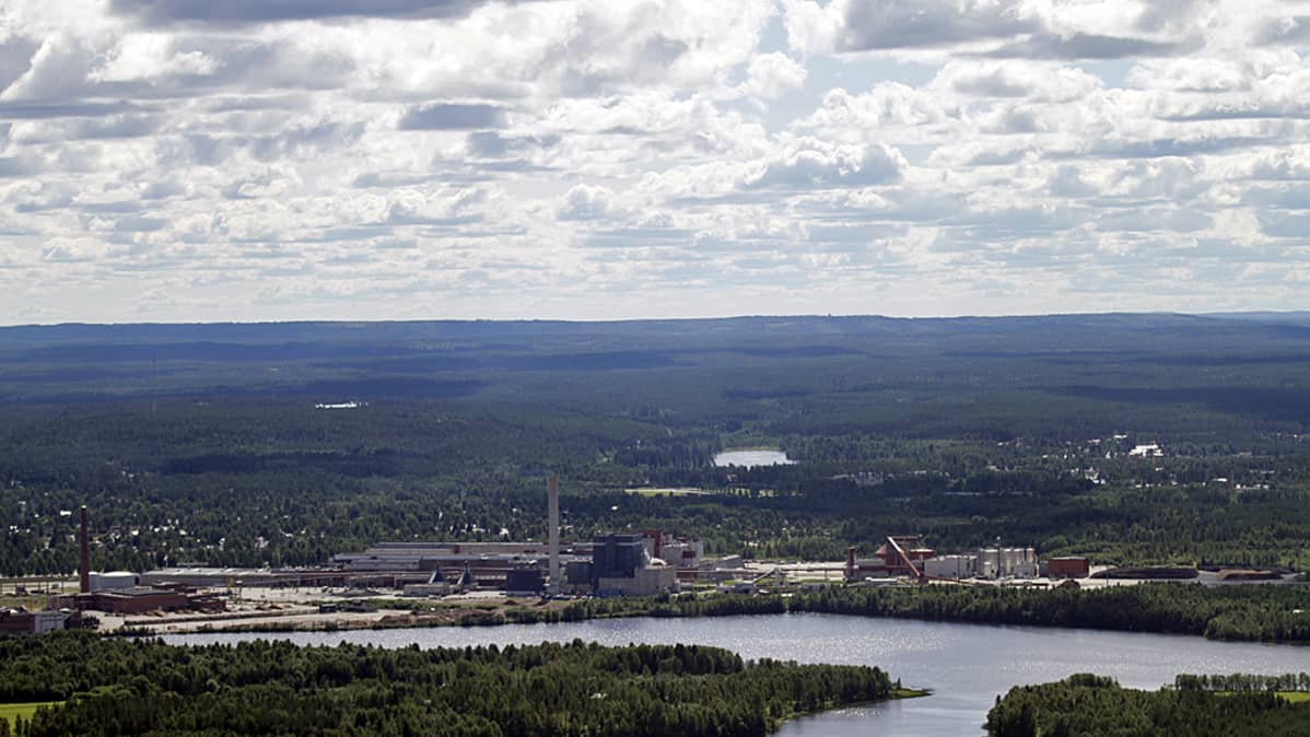 Renforsin rannan teollisuusalue Kajaanissa ilmakuvassa.