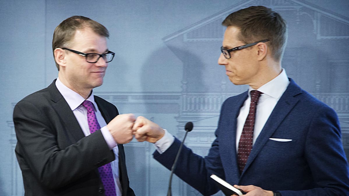Sipilä ja Stubb nyrkkitervehtivät.