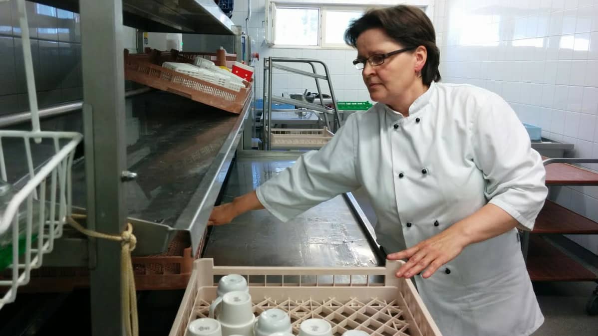 Kylmäkkö Päivi Viitasalo työskentelee Lappajärven Kivitipun keittiöllä.