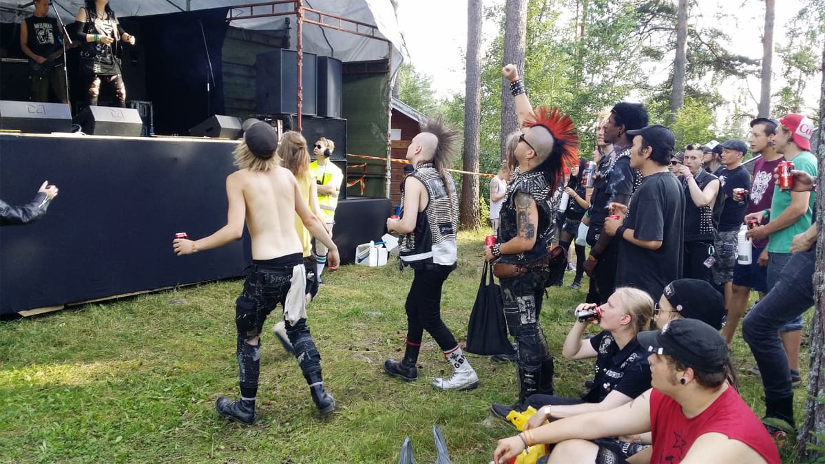 Punk-keikan yleisöä.