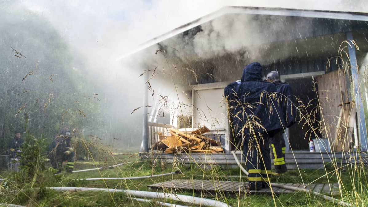 Sauna palaa ja savusukeltajat ovat valmiina