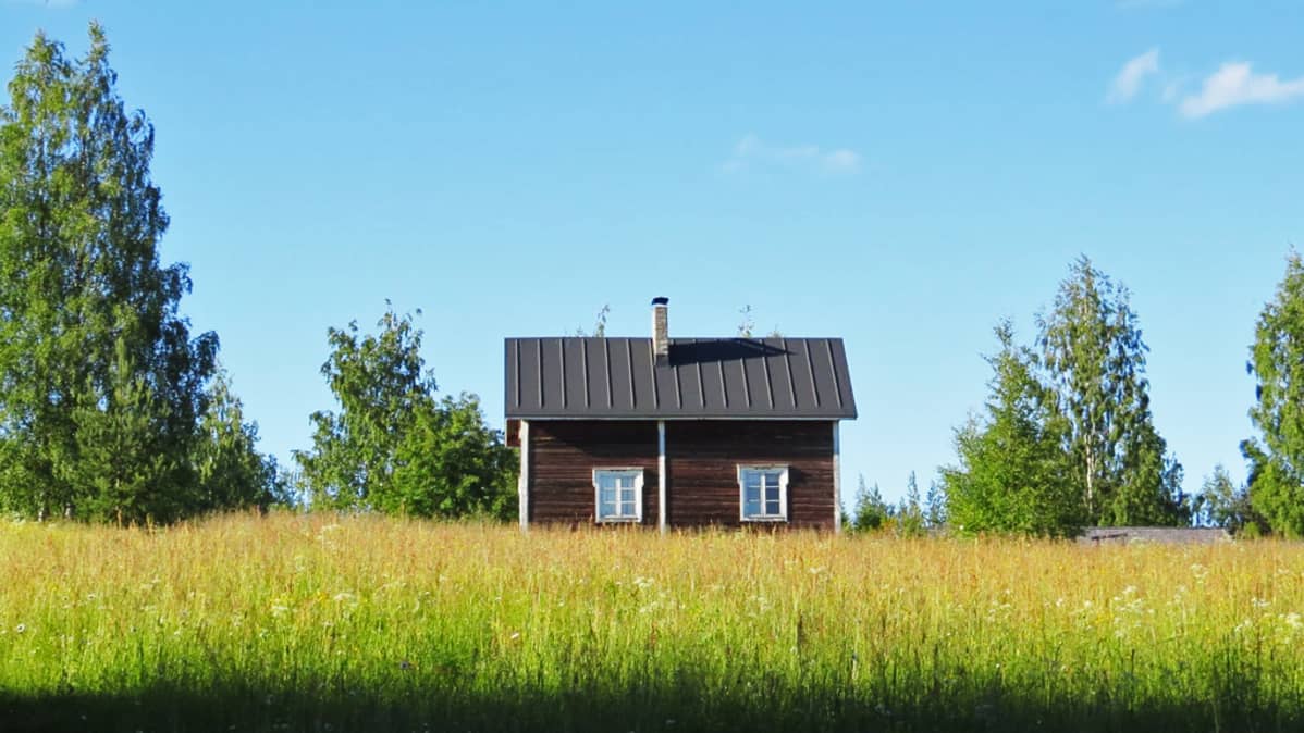 Levävaaran huipulla oleva talo auringonpaisteessa.