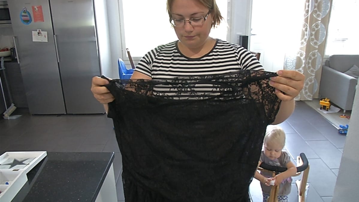 Jenni Talosaari ja nettikaupasta Kiinasta tilattu mekko.