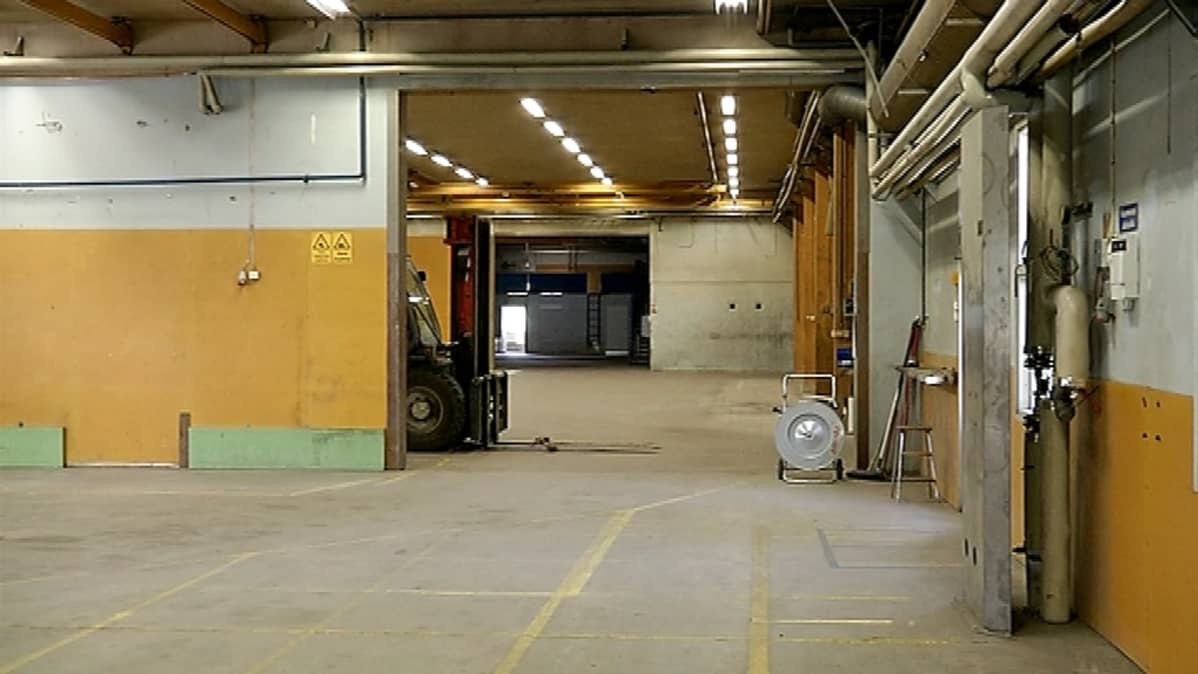 Vielä tyhjillään oleva teollisuushalli.
