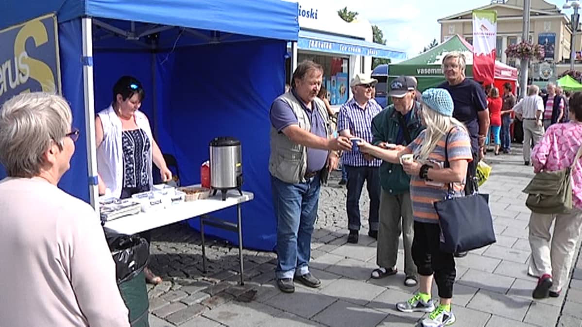 Perussuomalaiset jakavat kahvia vaaliteltalla.
