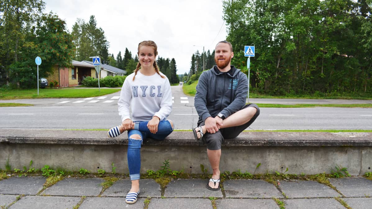Mies ja nainen venyttävät pakaraa istualtaan.