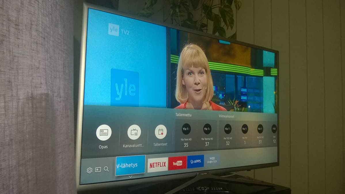 Televisio huoneen nurkassa, kuvassa valintaruutuja, ruudussa myös toimittaja Kristiina Kekäläinen