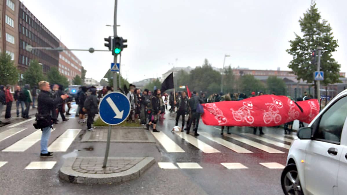 Anarkistien mielenosoitus.