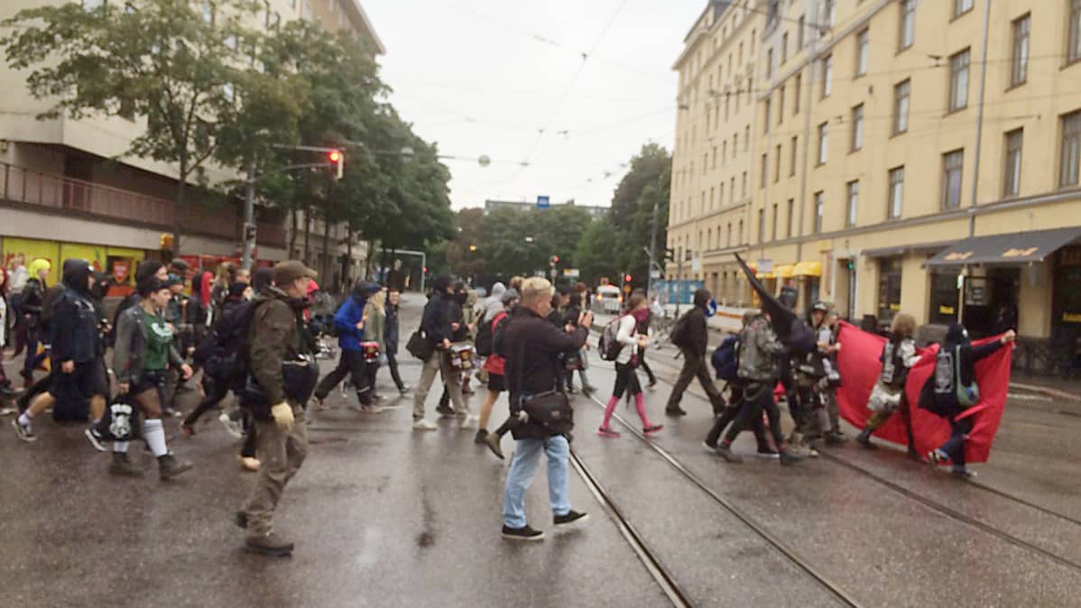 Anarkistien mielenosoitus.