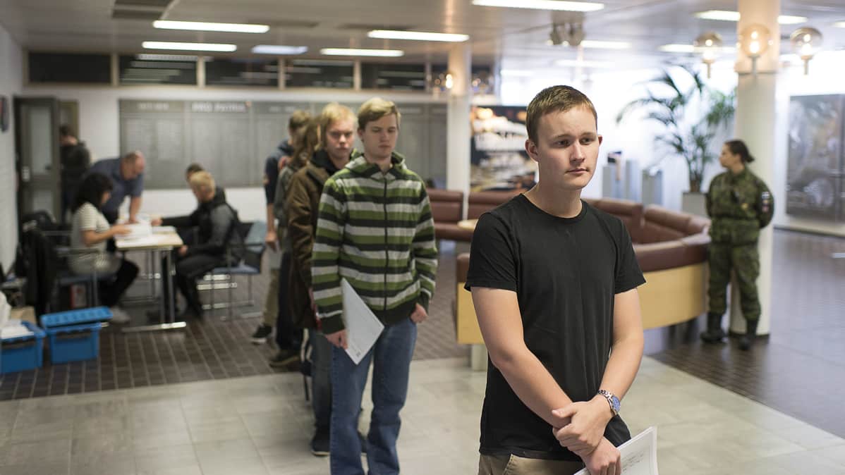 Nuoria kutsunnoissa Kokkolan kaupungintalolla.