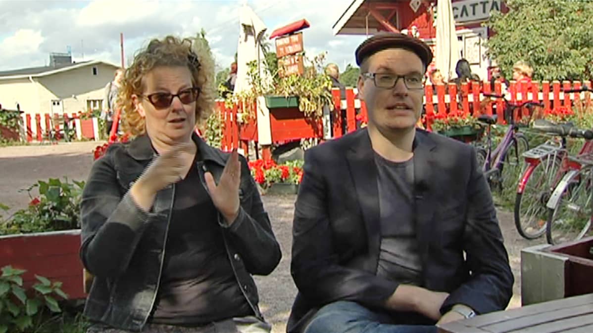 Projektikoordinaattori Daniel Saarinen ja viittomakielen tulkki Hannaliisa Huhtinen.