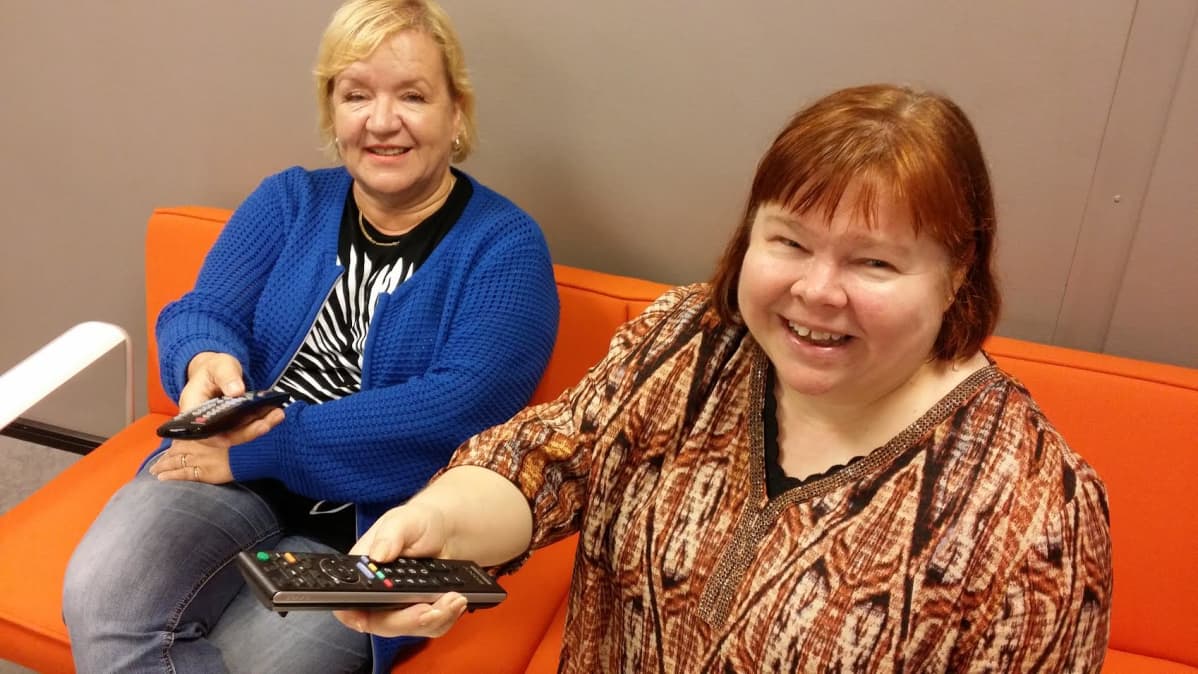 Eija Tuovinen ja Minna Mäkinen ovat vannoutuneita penkkiurheilijoita. Eijan vei mennessään korkeushyppääjäserkku ja jääkiekon seuraaminen vie Minnan arjesta talviaikaan ison osan.