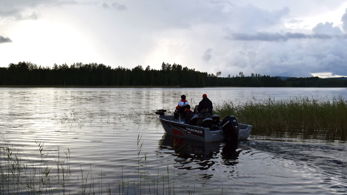 Suomen matkailukohteisiin tutustuvat ulkomaalaiset lähtevät veneellä järvelle.