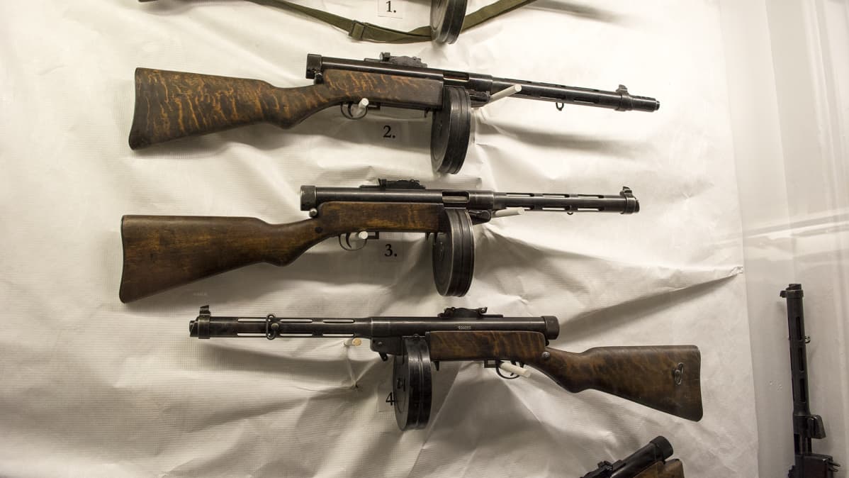 Suomi-konepistooleja museossa.