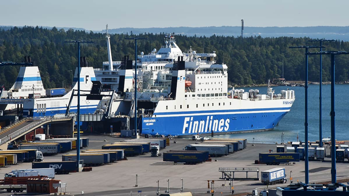 Finnlinesin rahtilaiva Vuosaaren satamassa Helsingissä.