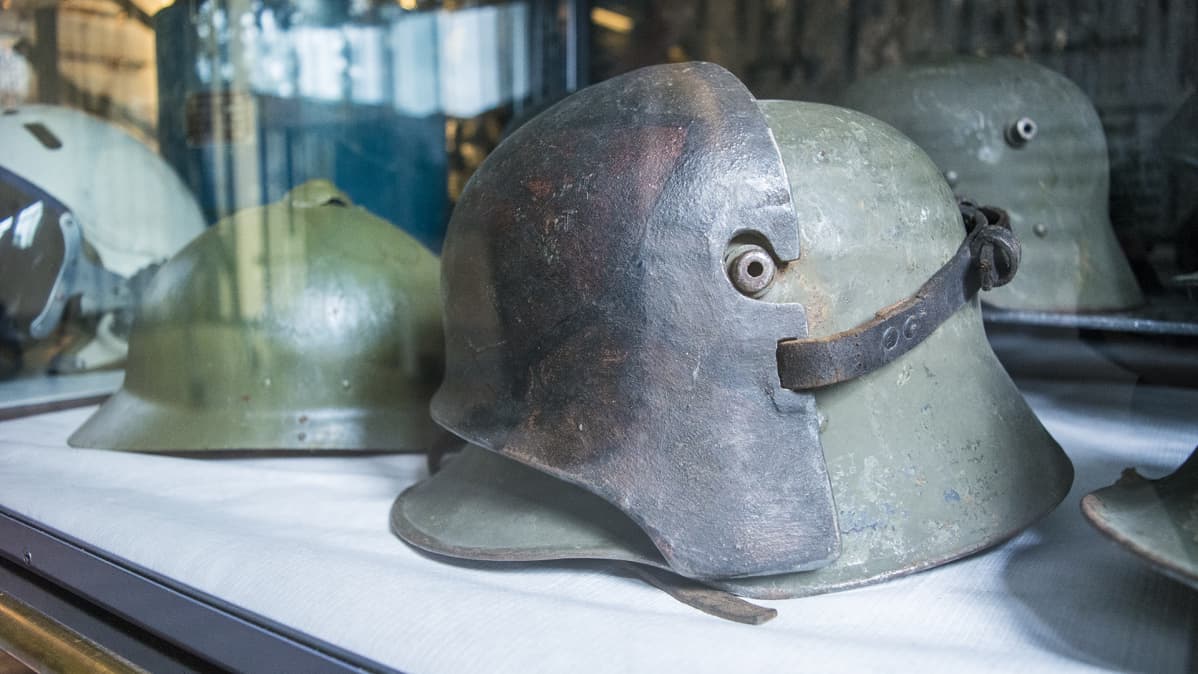 Sotilaskypärä, jossa erillinen otsapanssarointi