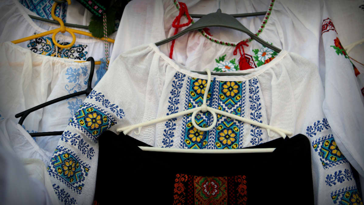 Vyšyvanka-paitoja.