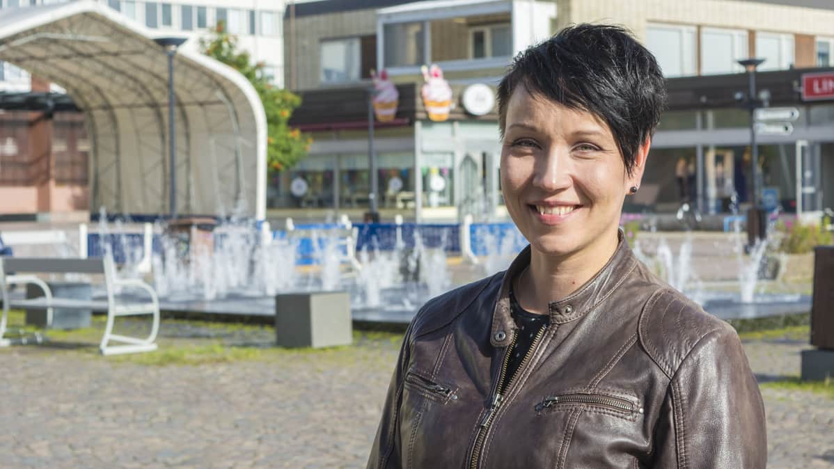 Kajaanin Nuorkauppakamarilla etikettikoulutuksia vetänyt Seija Heikkinen.