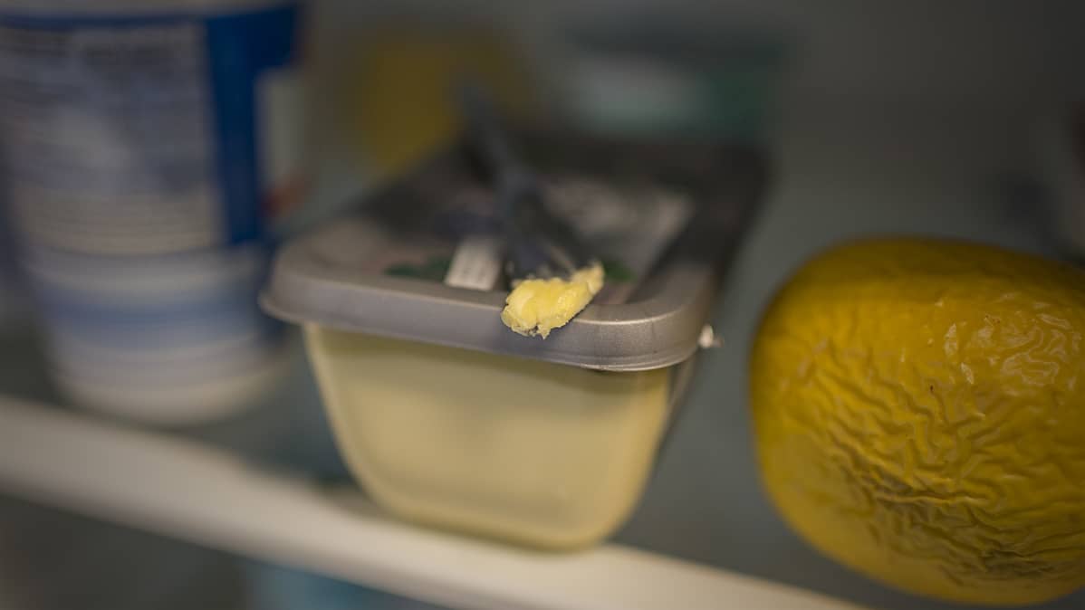 Margariinirasian päällä oleva veitsi jääkaapissa.