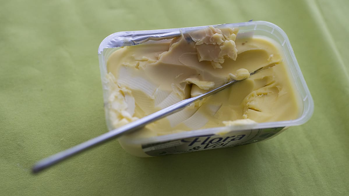 Homehtunutta margariinia rasiassa.