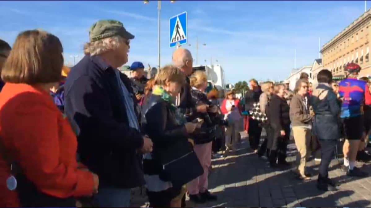 Kuvassa ihmisiä Helsingin Kauppatorilla katsomassa Norjan kuningasparin vastaanottoa.