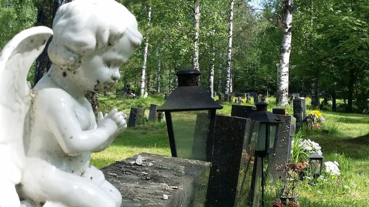 Enkelipatsas hautakiven päällä.