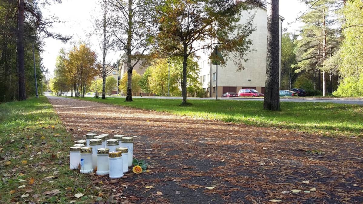 Kynttilöitä Vuorimiehentiellä.