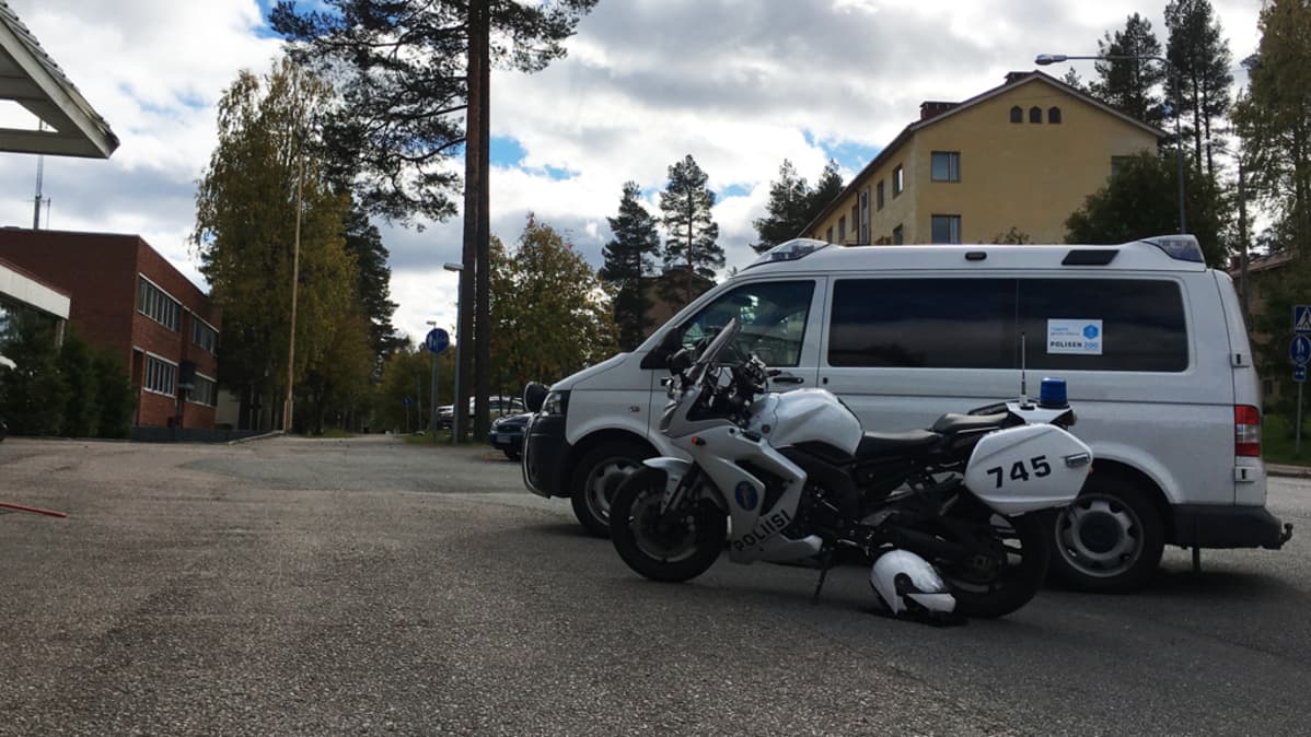 Poliisiautoja lähellä Otanmäen vastaanottokeskusta.