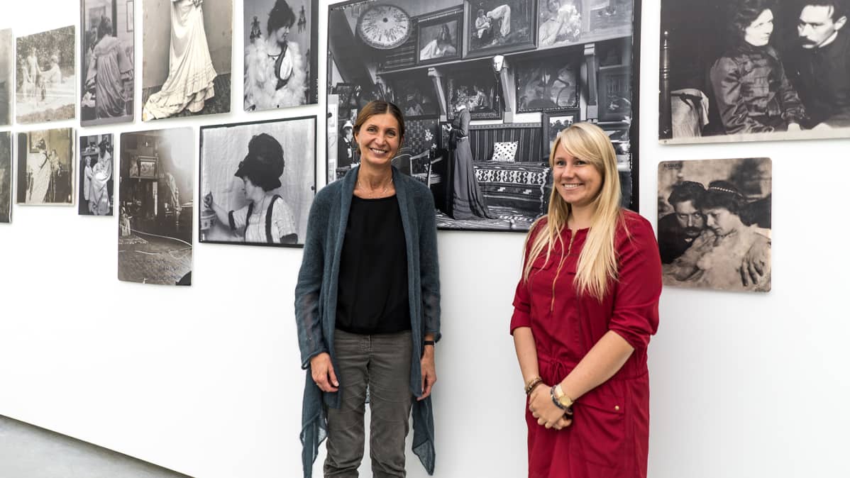 Latvian kansallisen taidemuseon kuraattorit Ieva Kalnaca (vas.) ja Aija Braslina