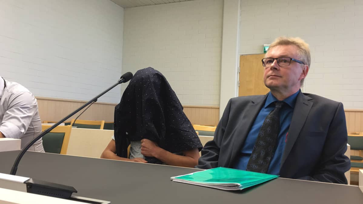 Huppupäinen taposta epäilty irakilainen Kainuun käräjäoikeudessa.