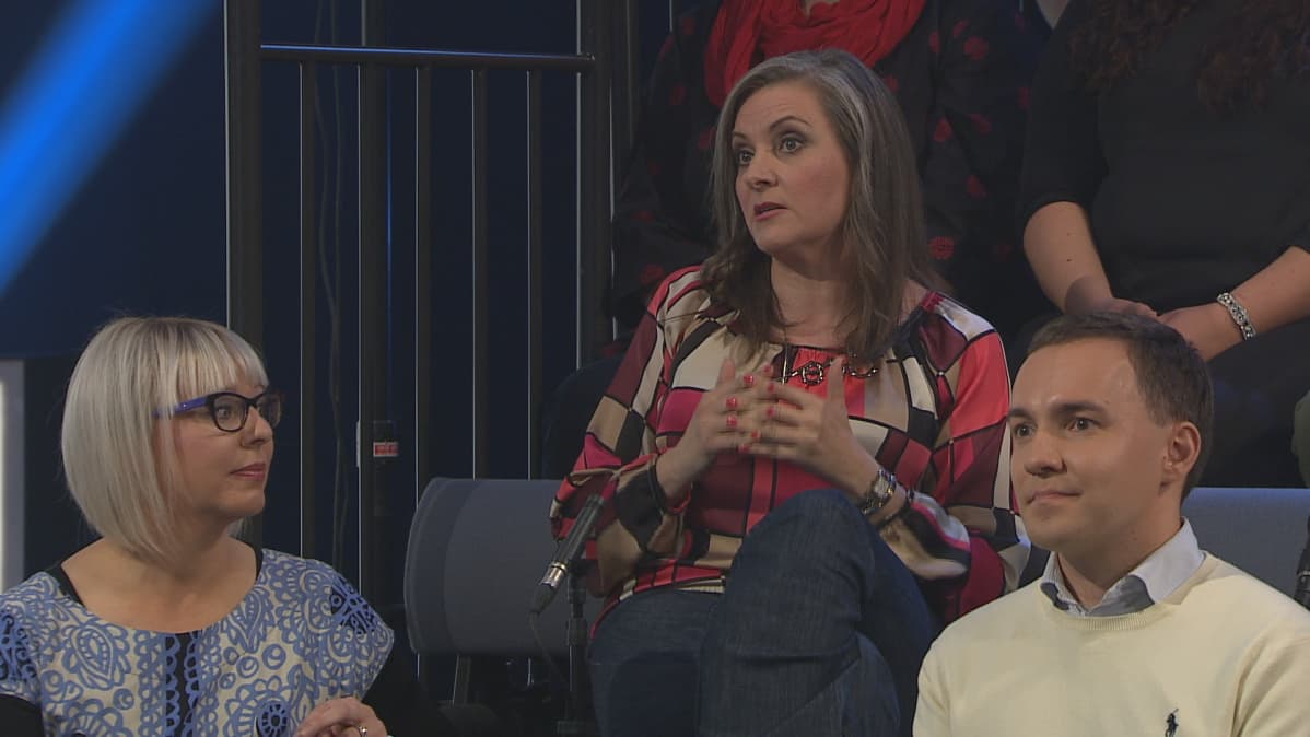 Mia Halonen istuu A2 Lisääntymis-illan vieraana tv-studiossa.