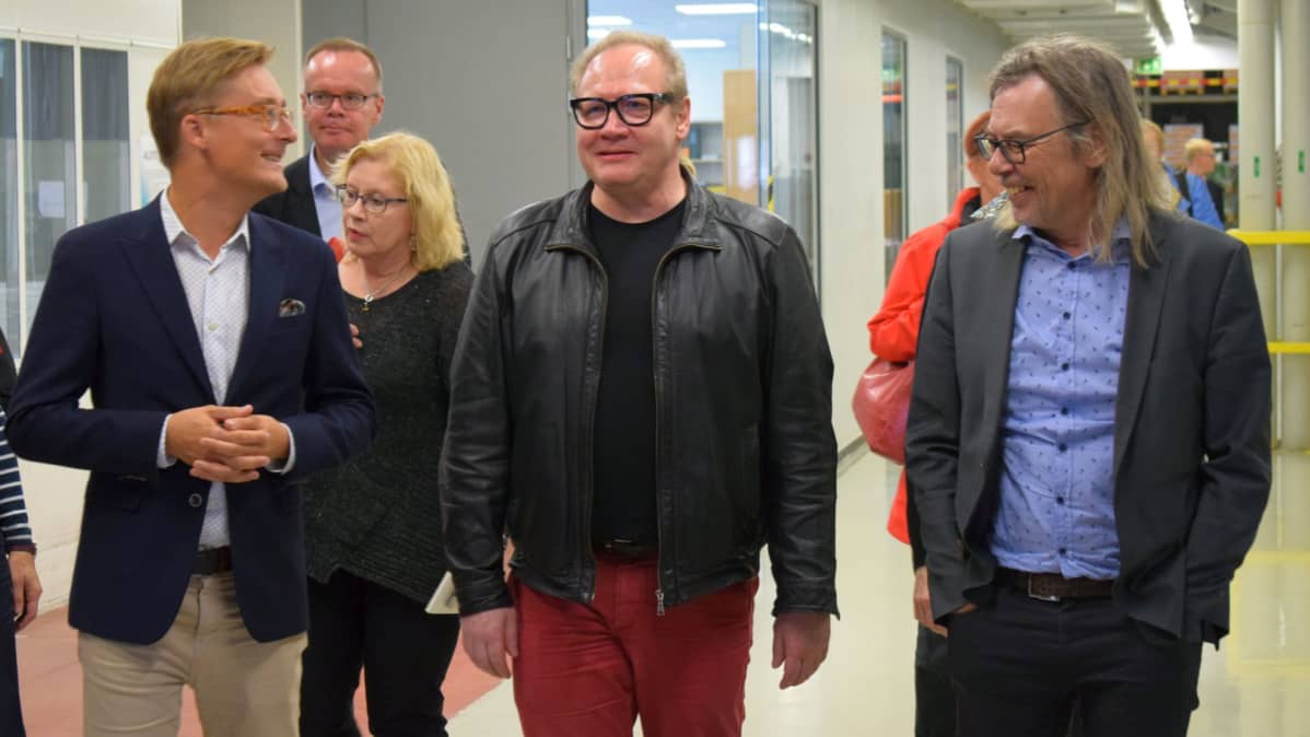 Otavan pääkonttorista Helsingistä saapui pikkubussillinen vieraita Keuruun painoon.