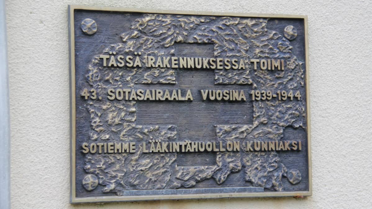 Muistolaatta Tiurun entisen sotilassairralan seinällä