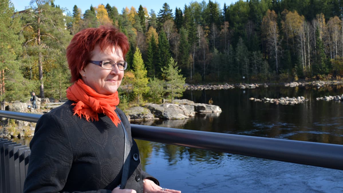 Tiina Kaakinen seisoo Kajaaninjoen varrella.