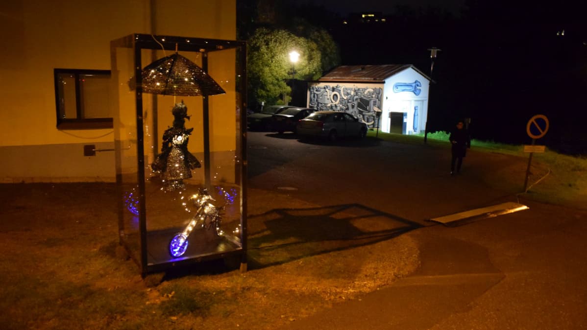 Sari Linnan valoteos Piru vie löytyy Nahkurin sillan kupeesta.