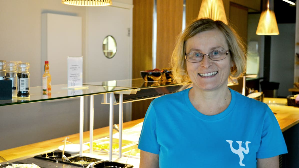 Mervi Mustonen seisoo ruokalinjaston edessä Kajaanin Mamsellin ravintolassa Kajateriassa.