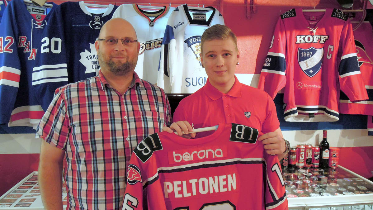 Ville Peltosen käyttämä pelipaita on Santerin aarre.