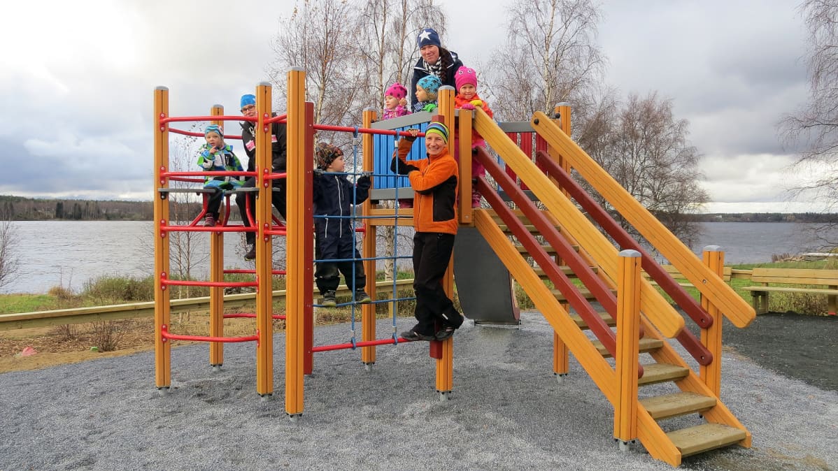 Talkoilijat Ilmolan uudella leikkikentällä
