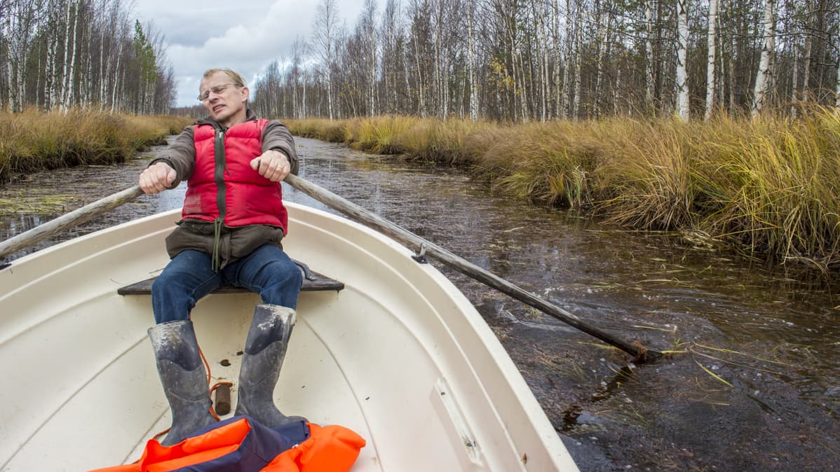 Mies soutaa vaivalloisesti vesikasvien takia lähes ummessa olevassa Önkkörin kanvassa.
