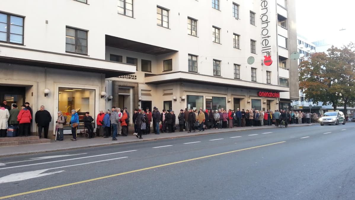Liukuesteiden hakijoita Turun Humalistonkadulla.