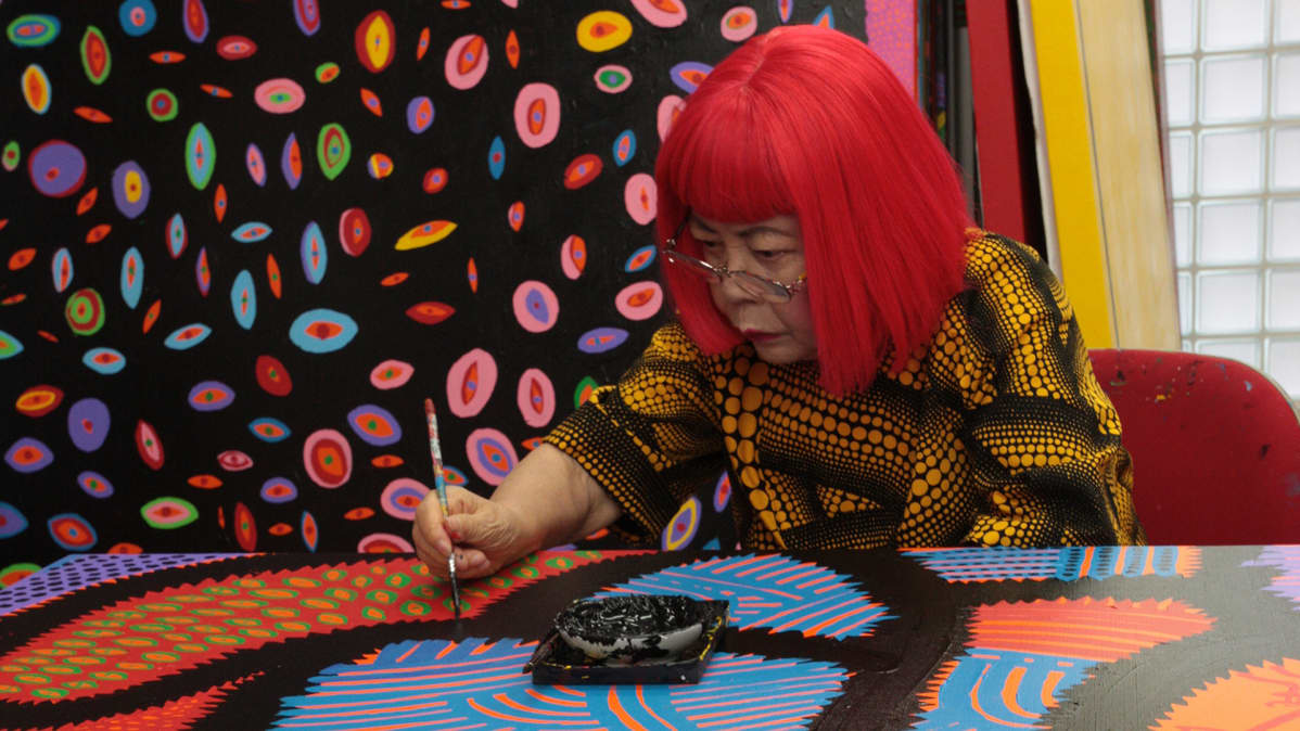 Kusama kuvattuna ateljeessaan Tokiossa vuonna 2014.