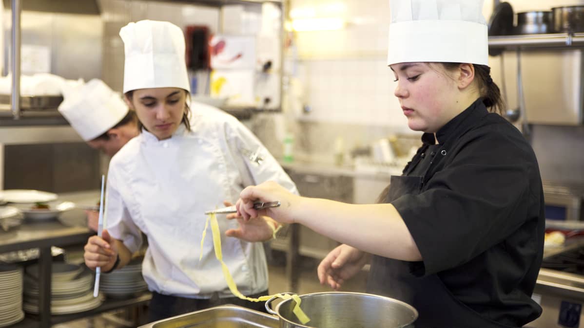 Kokit keittävät pastaa
