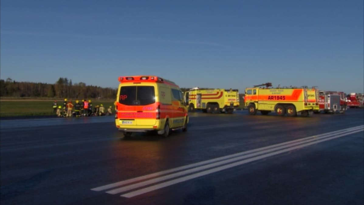 ambulansseja ja paloautoja lentokentällä