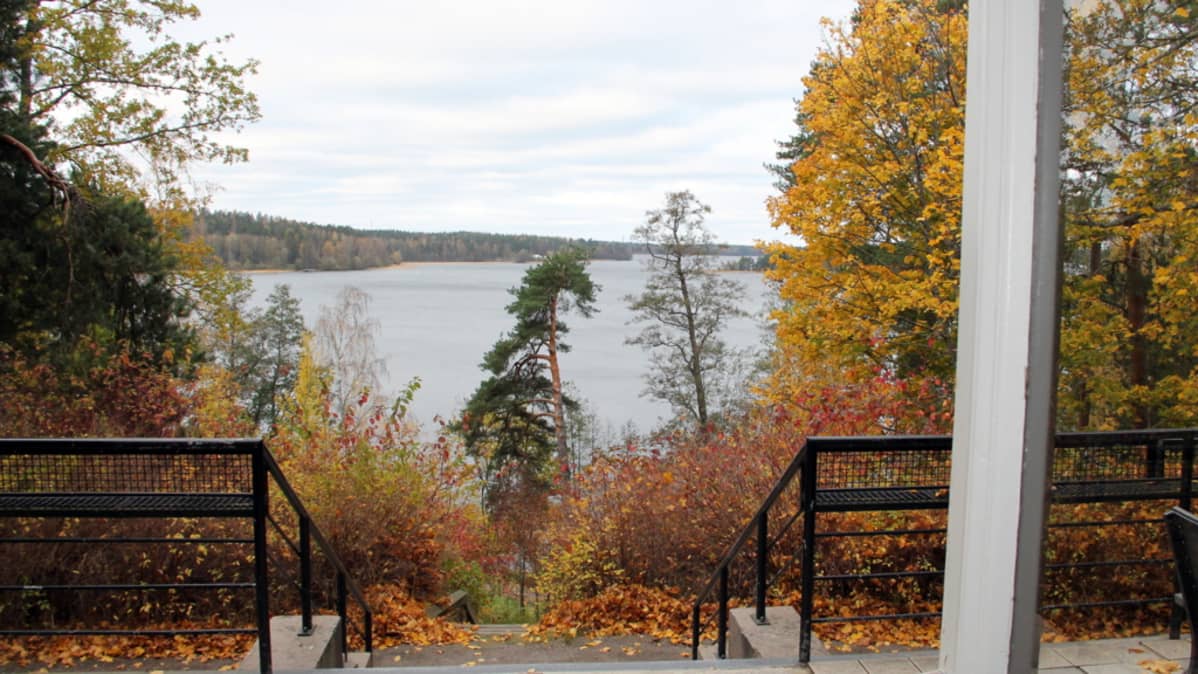 Lappeenrannan Upseerikerholta avautuu näkymä Sunisenselälle.