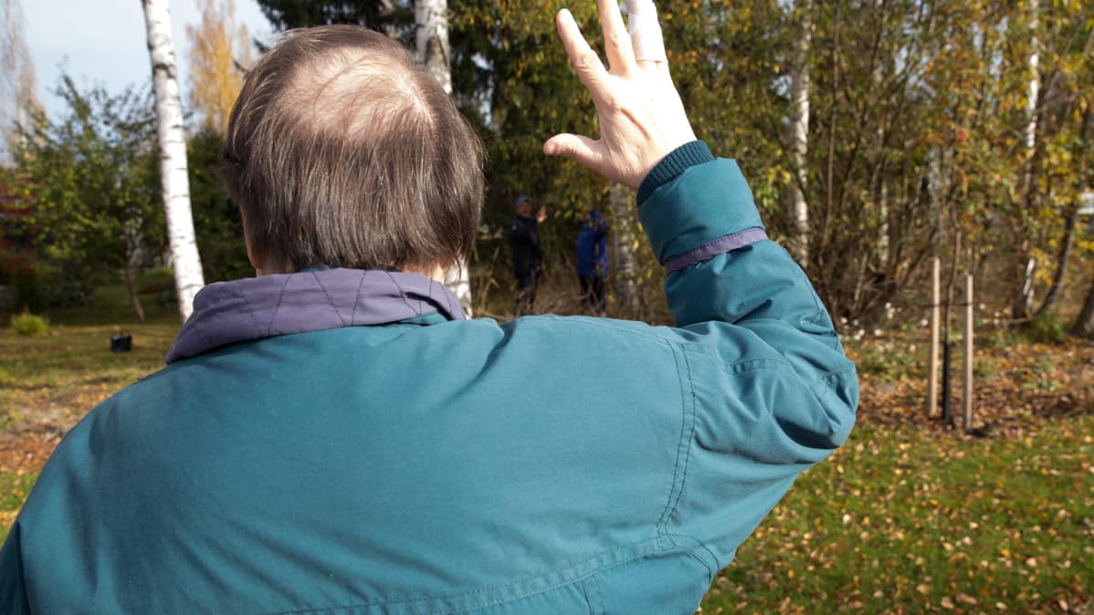 Palvelukodin asukas Harri vilkuttaa Lahjanharjuntiellä