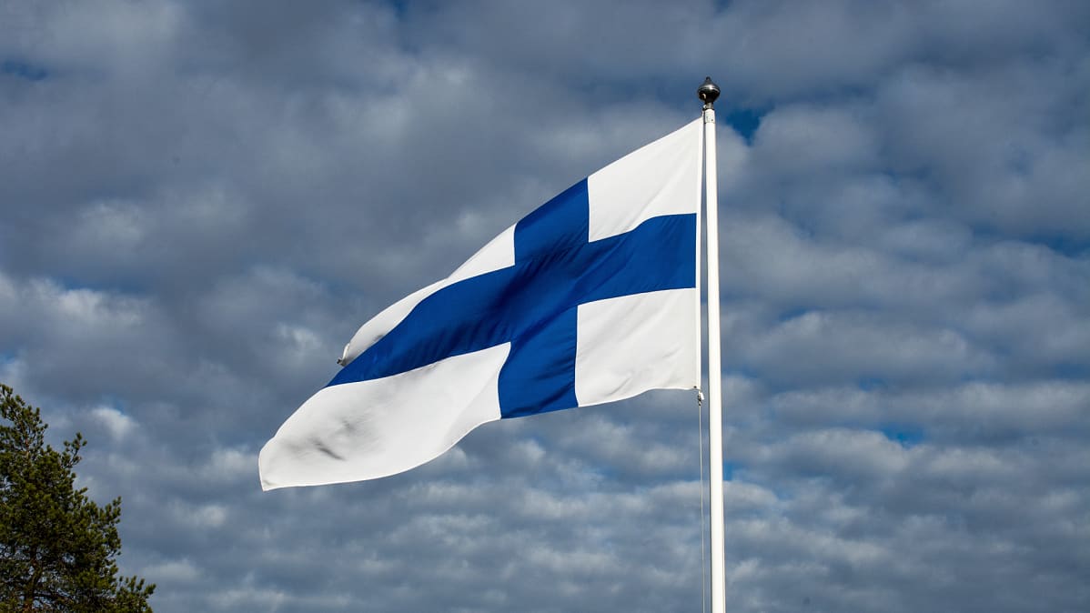 Suomen lippu liehuu.