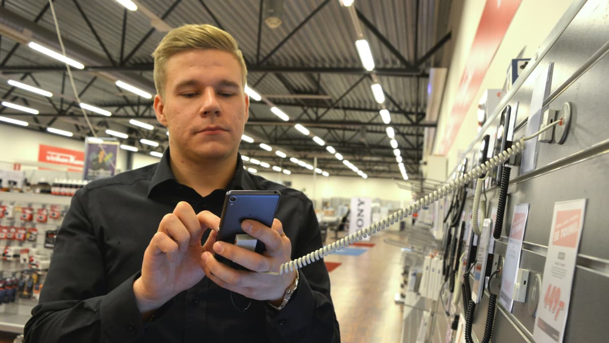 Kajaanin Veikon Koneen myyjä Matias Romppainen.
