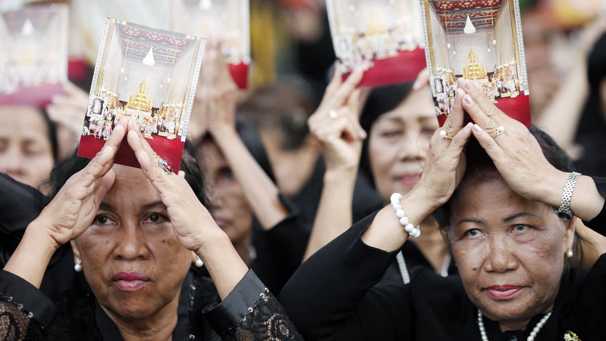 Thaimaalaiset surijat kokoontuvat muistamaan kuningas Bhumibol Adulyadejia Bangkokissa.