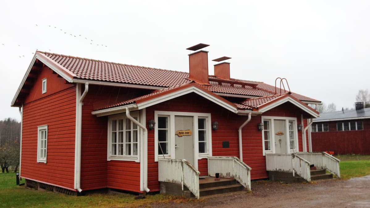 Punainen Regina-koulu kuvattuna ulkoapäin