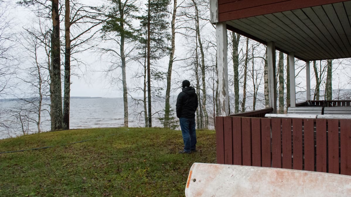 Kajaanilainen Juha Kauppinen kesämökkinsä pihalla.